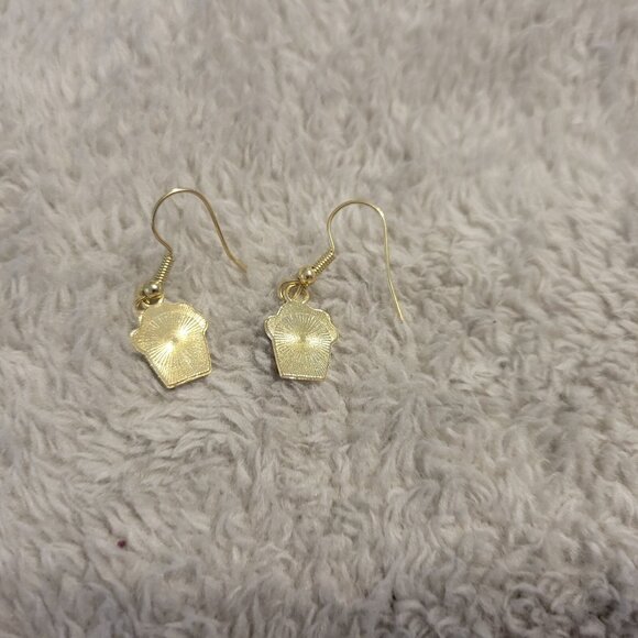 Cupcakes Earrings One Pair Gold Tone Pink Fish Hook Dangle Hanging E5E - Picture 3 of 3